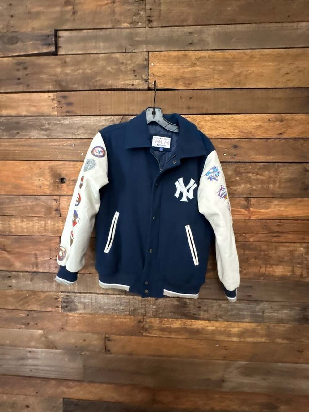 Genuine MerchandiseG-III NY Yankees 26-Time World Series Champions Varsity SZ M